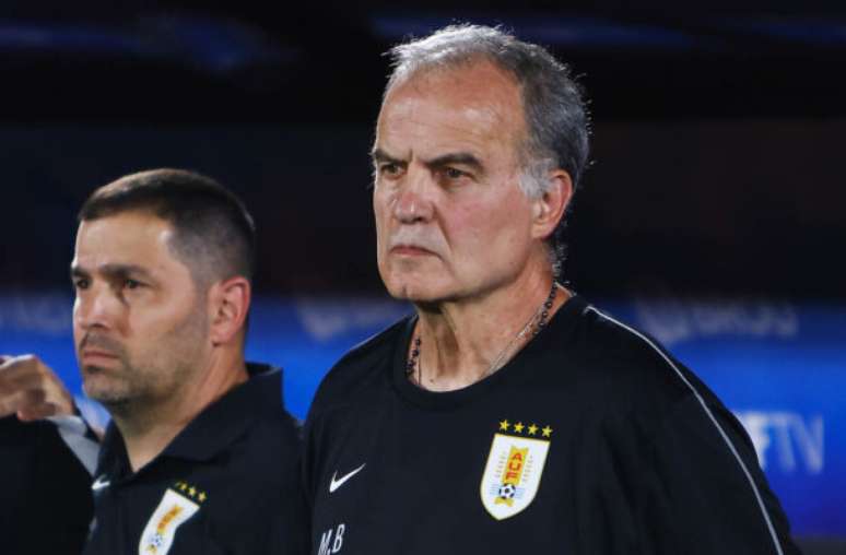 Em Brasil x Uruguai, Bielsa repetiu seu tradicional ato de usar a caixa de isotônico como assento –