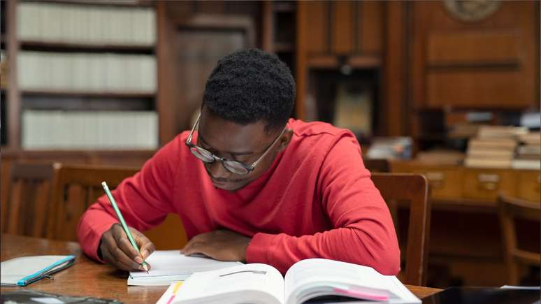 A pesquisa revelou que estudantes negros na USP enfrentam vários desafios, especialmente relacionados a experiências de preconceito