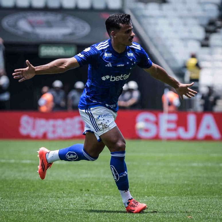 Kaiki celebra gol pelo Cruzeiro, apesar da derrota para o Corinthians