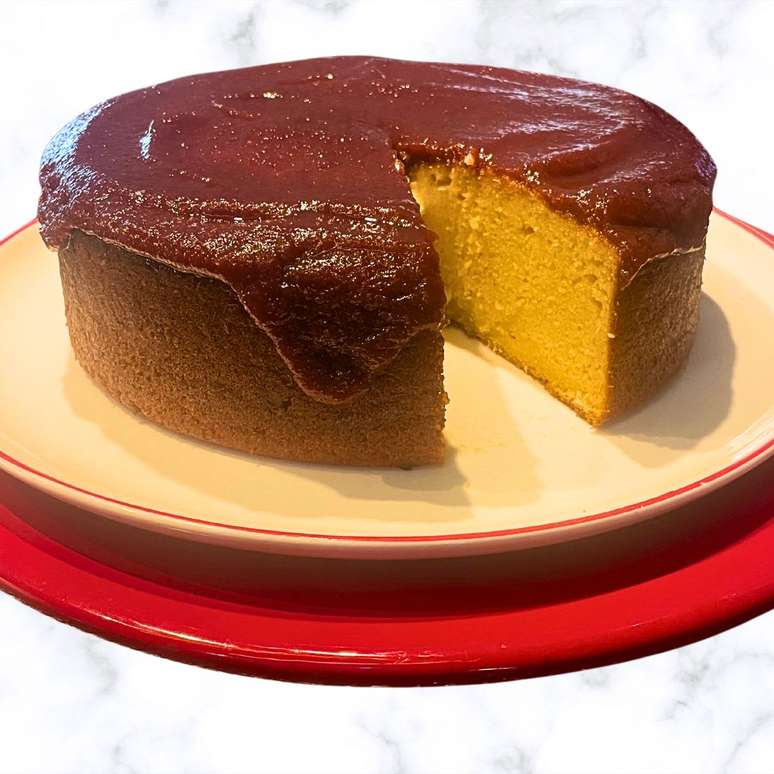 BOLO DE MILHO COM QUEIJO E COBERTURA DE GOIABADA