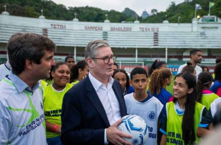 O primeiro-ministro ganhou uma camisa personalizada –