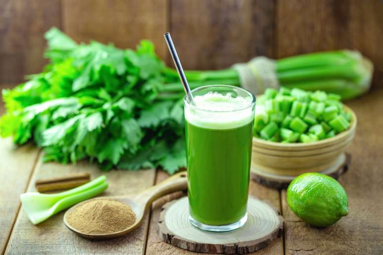 Suco de aipo com limão 