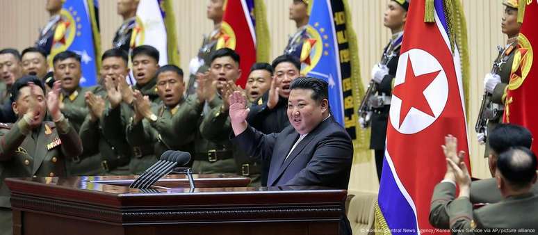 Kim Jong-un: "Fortaleceremos nosso poder de autodefesa, centrado nas forças nucleares, sem limitações e incessantemente"