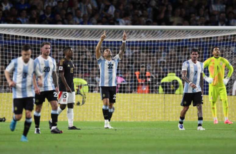 Fopto: Marcelo Endelli/Getty Images - Legenda: Lautaro Martínez (22, ao centro) celebra o seu gol, que definiu o 1 a 0 da Argentina sobre o Peru