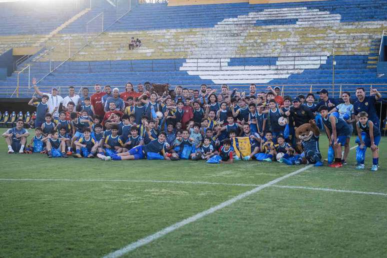 Crianças tietaram os jogadores do Cabuloso no treino desta quinta-feira –