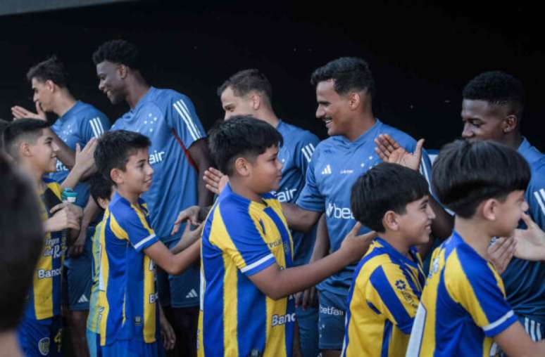 Crianças tietaram os jogadores do Cabuloso no treino desta quinta-feira –