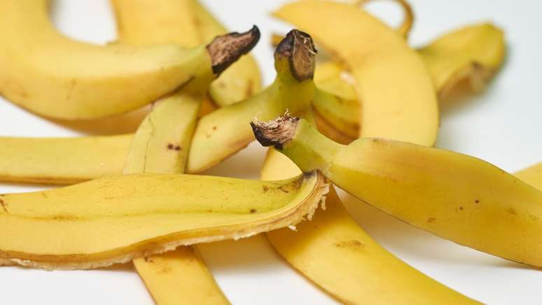 Descubra como os benefícios da casca de banana podem ajudar sua saúde ocular, hormonal e intestinal, além de aprender receitas para a rotina