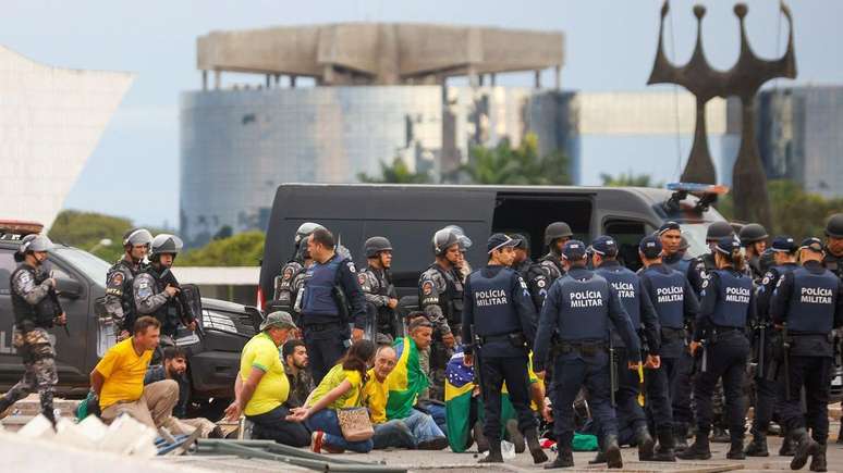 Cerca de 2 mil pessoas foram presas entre 8 e 9 de janeiro