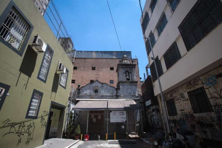 Fachada da Capela dos Aflitos, no bairro da Liberdade, ap&oacute;s a retirada das lumin&aacute;rias japonesas