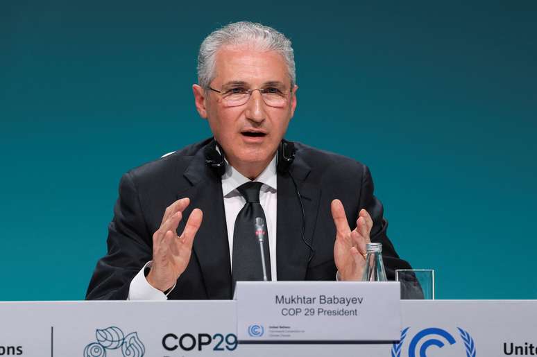 O presidente da COP29, Mukhtar Babayev, fala em uma entrevista coletiva durante a conferência das Nações Unidas sobre mudanças climáticas, COP29, em Baku, Azerbaijão, em 18 de novembro de 2024. 
