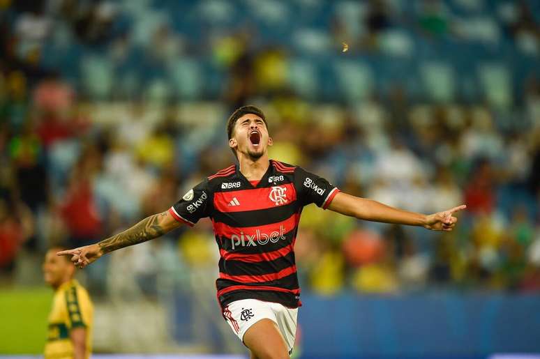 Guilherme comemora gol em estreia pelo Flamengo –