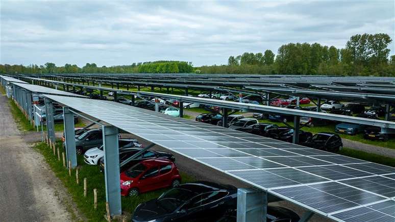 Cobertura de estacionamento com placas de geração de energia solar na Holanda
Solarfields/Handout via Thomson Reuters Foundation