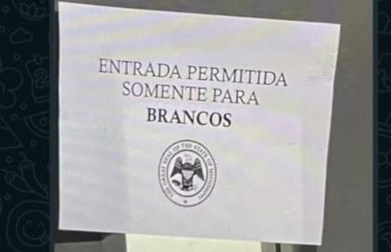 Estudantes de Direito fixam cartaz com frase 'somente para brancos' para simular segregação racial; colegas afirmam racismo