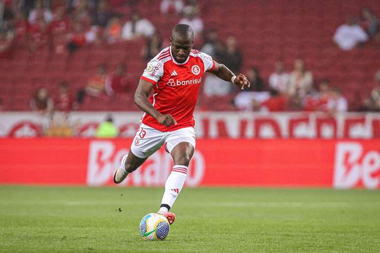 Enner Valencia (Internacional) cobrando falta durante jogo contra o Criciúma, no dia 05.11.2024 