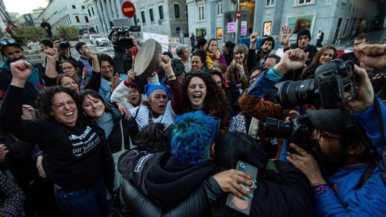 Em abril, ativistas celebraram em frente ao Congresso dos Deputados, em Madri, a tramitação da iniciativa legislativa popular para regularizar imigrantes irregulares