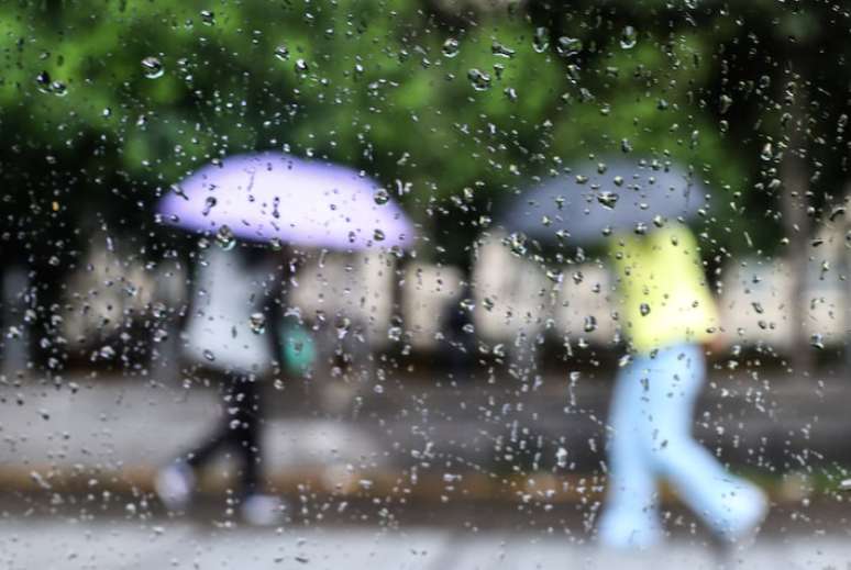 Meteorologistas preveem pancadas de chuva na capital nesta sexta-feira e no sábado; tempo melhora no domingo.