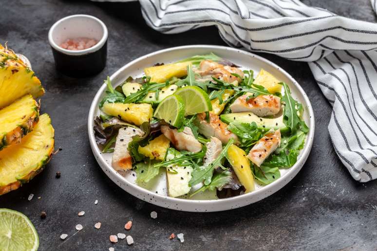 Salada detox de frango grelhado com abacaxi 