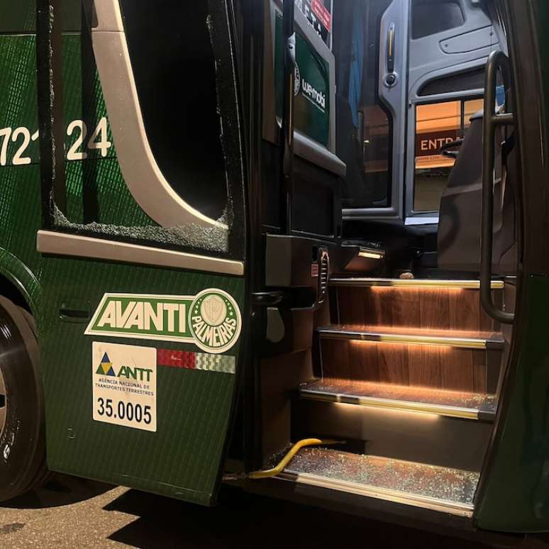 Sebuah bus Palmeiras Feminino dilempari batu dalam perjalanan menuju malam penghargaan Paulistão