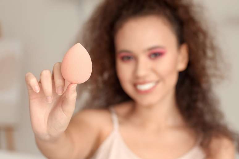 Mesmo com a limpeza frequente, a esponja de maquiagem deve ser substituída periodicamente 