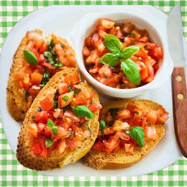 BRUSCHETTA DE TOMATE E MANJERICÃO