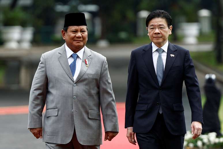 Primeiro-ministro de Cingapura, Lawrence Wong, &agrave; direita da imagem