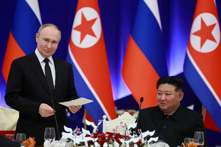 presidente russo, Vladimir Putin, e o l&iacute;der da Coreia do Norte, Kim Jong Un, participam de uma recep&ccedil;&atilde;o de Estado em Pyongyang, Coreia do Norte, em 19 de junho de 2024.