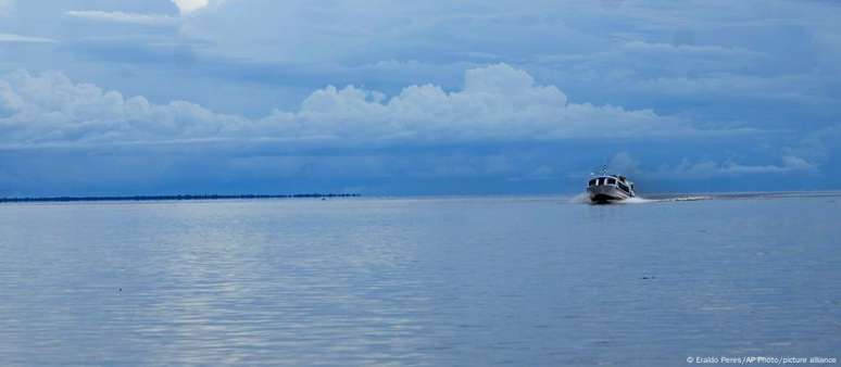 Barco navega na Foz do Rio Amazonas