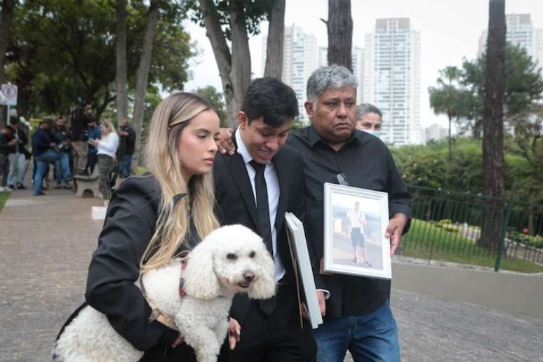 Frank Cardenas Acosta (ao centro), durante o velório do irmão Marco Aurélio nesta sexta-feira.