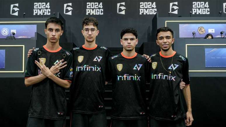 Revo, Magrelin, Carrilho e Mafioso, jogadores da Alpha7 Esports