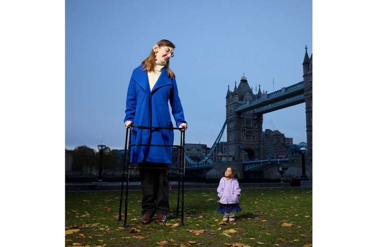 Jyoti Amge e Rumeysa Gelgi (respectivamente as mulheres mais baixas e mais altas vivas) celebraram seu primeiro encontro com um exuberante chá da tarde no The Savoy Hotel, no coração de Londres