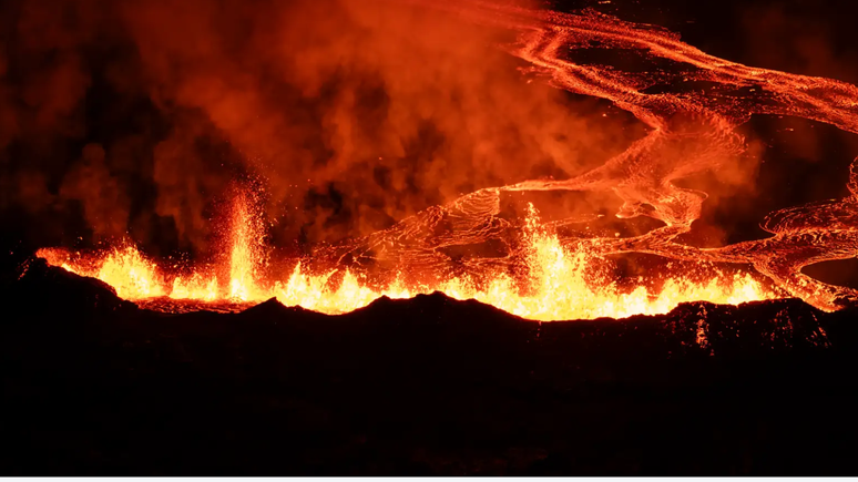 Vista do vulcão em erupção na Islândia