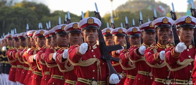 Militares marcham em Mianmar durante cerimônia do 76º aniversário do Dia da Independência do país