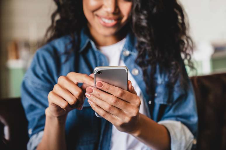 Você não precisa se lembrar de como operar o telefone graças à sua memória procedural, por exemplo