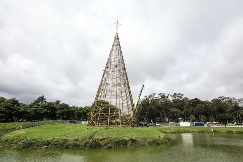 Montagem da árvore de natal do Parque Ibirapuera. Bosque ao redor também será iluminado.