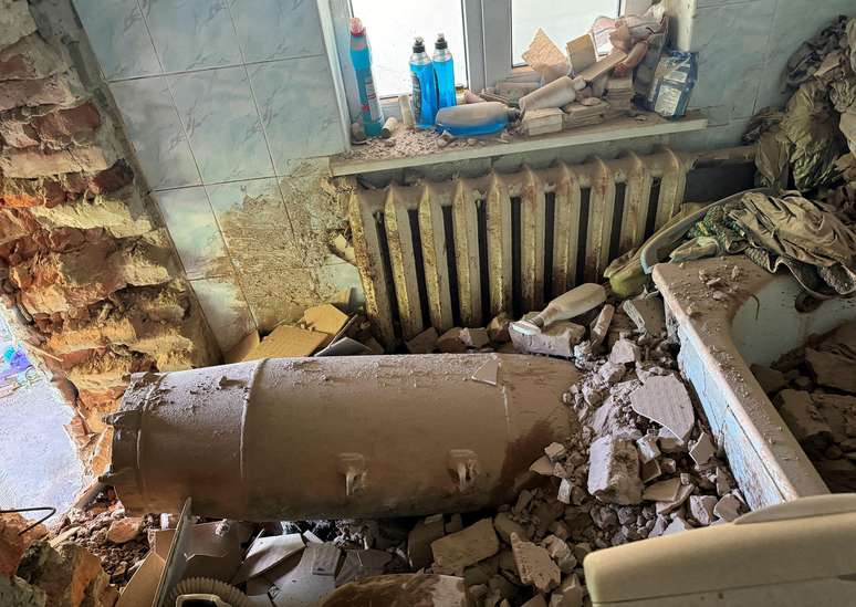 Esta 'bomba planadora' russa não detonada atravessou a parede de uma casa em Kharkiv