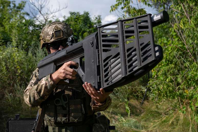 Tanto as forças armadas russas quanto as ucranianas usam armas portáteis antidrone