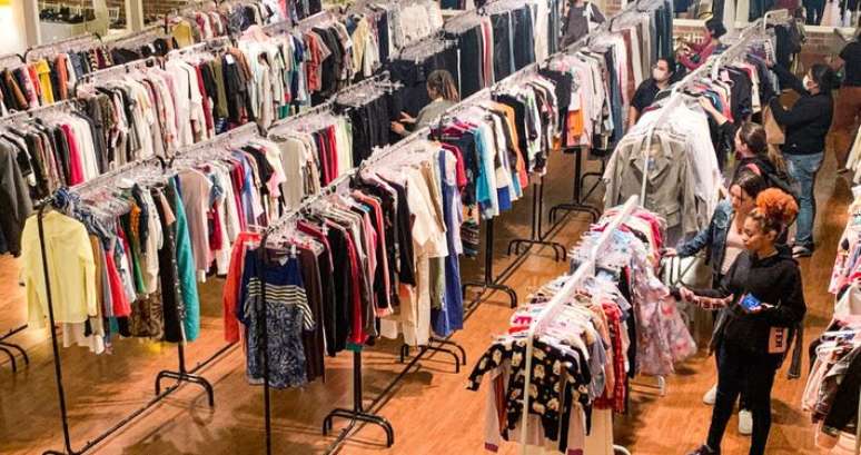 O Bazar CloZét, da Casa do Zezinho, recebe doações de roupas que passam por triagem e são revendidas a preços acessíveis. Renda é revertida para ações da ONG.