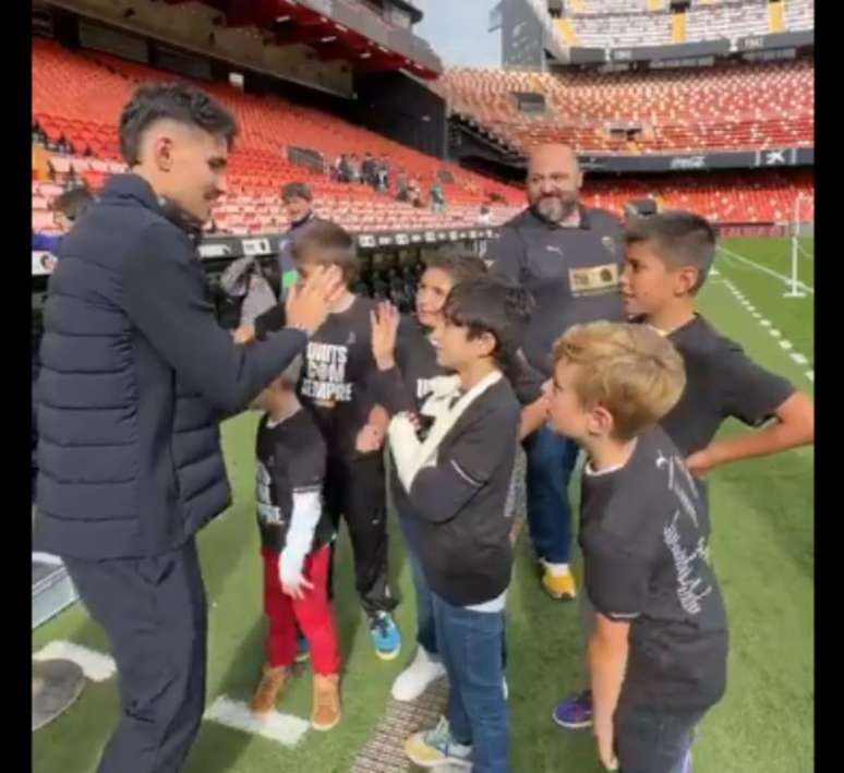 Meninos de Valencia conhecem seus ídolos no estádio de Mestalla –