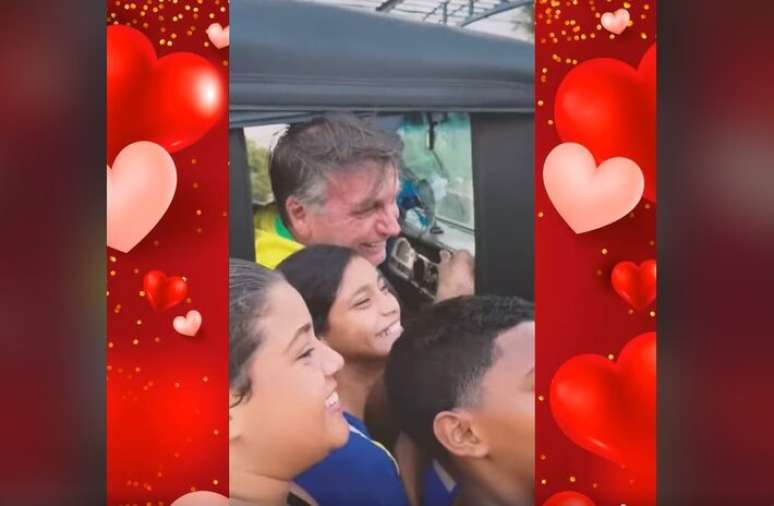 Bolsonaro posa para fotos com crianças e apoiadores durante fim de semana no litoral de Alagoas