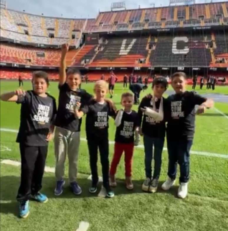 A garotada ficou eufórica por conhecer seus ídolos no Mestalla –