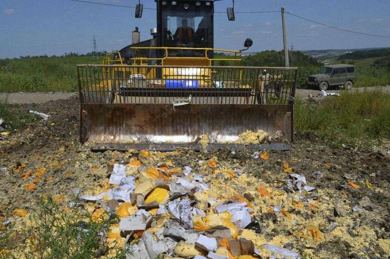 O governo russo passou a confiscar alimentos proibidos na fronteira e destruí-los em público