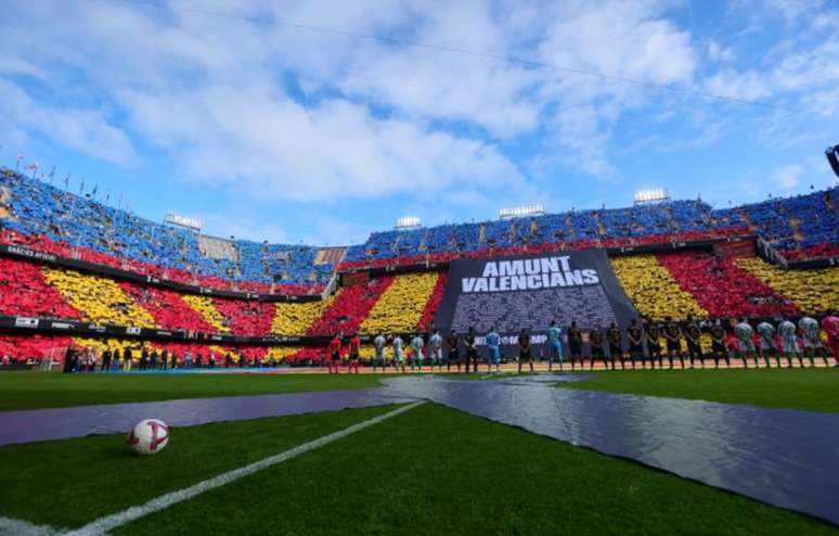 Homenagem às vítimas da enchente no estádio Mestalla, casa do Valencia –