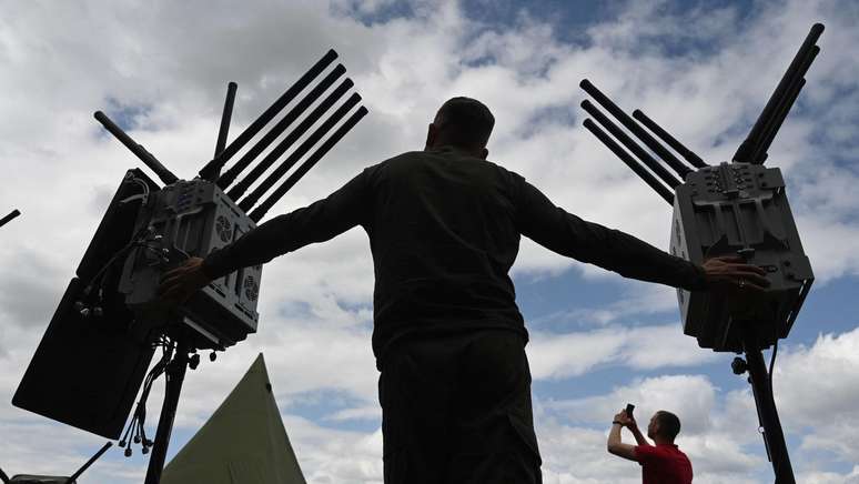 Sensores para captar ondas de rádio em uma estação de guerra eletrônica ucraniana