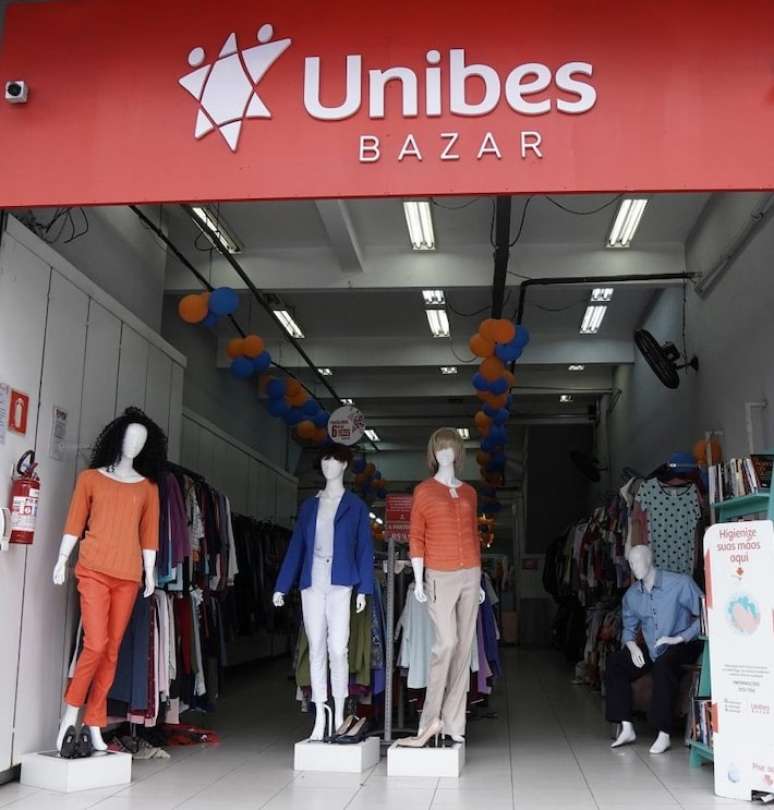 O Bazar da Unibes, com seis unidades na capital paulista, recebe doações de roupas e acessórios