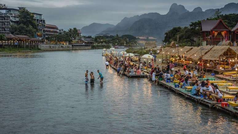 Vang Vieng no Laos é popular entre os mochileiros que viajam pelo Sudeste Asiático