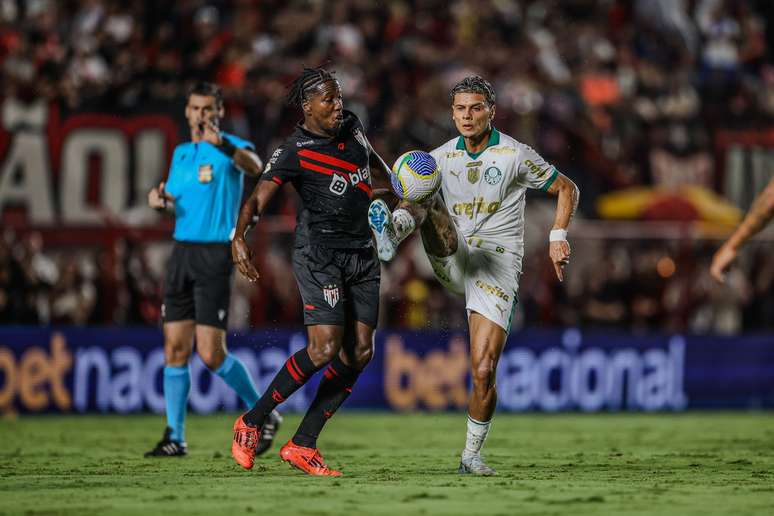 Richard Ríos, do Palmeiras, na partida entre Atlético-GO e Palmeiras pelo Campeonato Brasileiro