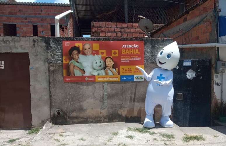 Zé Gotinha na favela da Paz, em Salvador, em dia de sol forte. Para se hidratar, deve ir ao camarim sem ser visto.