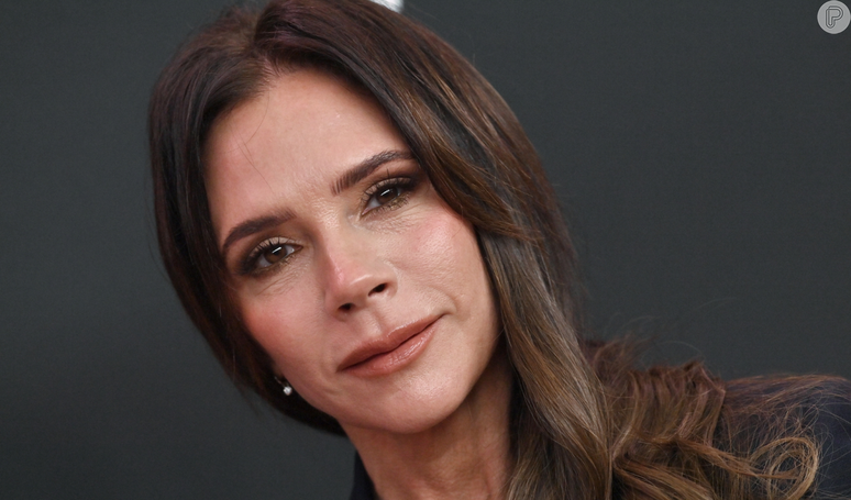 Nem estilo, nem arrogância: Victoria Beckham dá fim ao mistério de anos e explica por que não sorri para fotos.