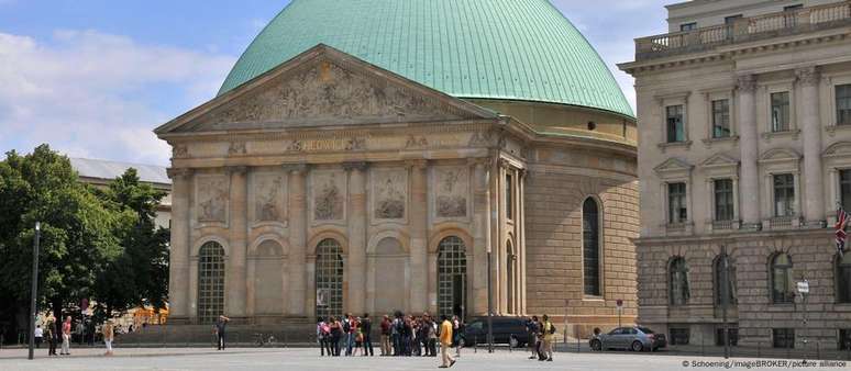 Catedral de Santa Edwiges, que dá para a famosa Bebelplatz, no distrito de Mitte, foi inspirada no Panteão de Roma