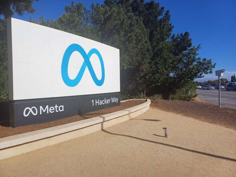 Logo da Meta instalado diante da seda da empresa, em Menlo Park, California, Estados Unidos